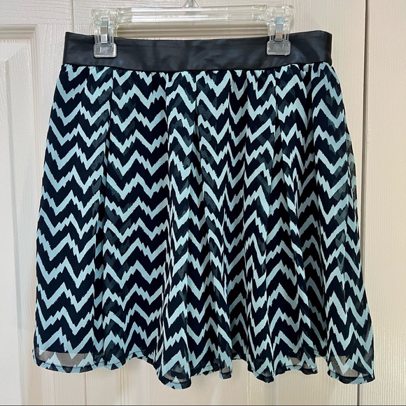 NWOT BCBGeneration Black Teal Chevron Print Pleated Mini Skirt - Picture 1 of 11
